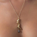 pen32-c-pendentif-femme-nue-or